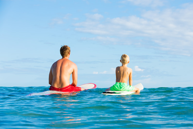 Surfing: learn how to sit on a surfboard and turn it before catching a wave | Photo: Shutterstock