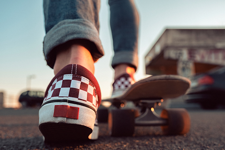 Skateboard footwear: unique sports shoes for shredding and sidewalk surfing | Photo: Shutterstock