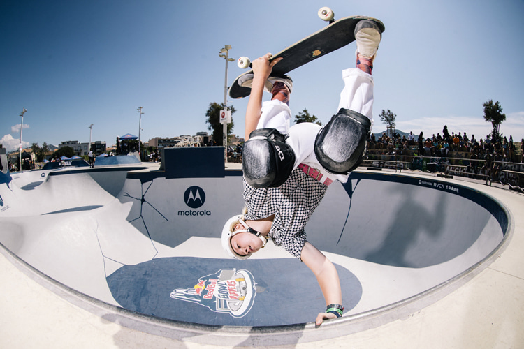 Bowl skating: helmets protect skaters from unwanted and unexpected head injuries | Photo: Red Bull