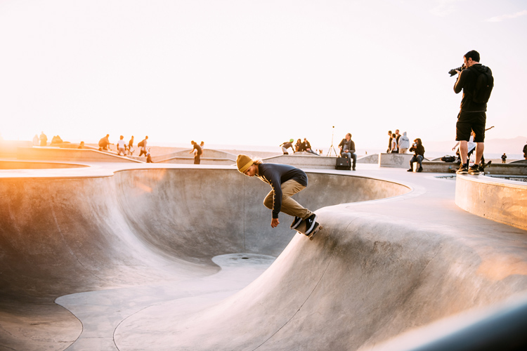 Skateboarding: riding the streets will improve your surfing | Photo: Whittaker/Creative Commons