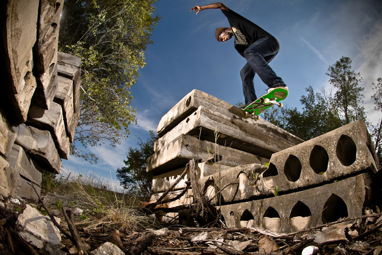 Backside noseslide: wax up the ledge and keep all weight on your front foot | Photo: Perry Hall/Creative Commons