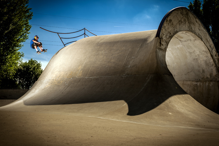 Skateboarding: cities and skateparks have plenty of rideable obstacles | Photo: Red Bull