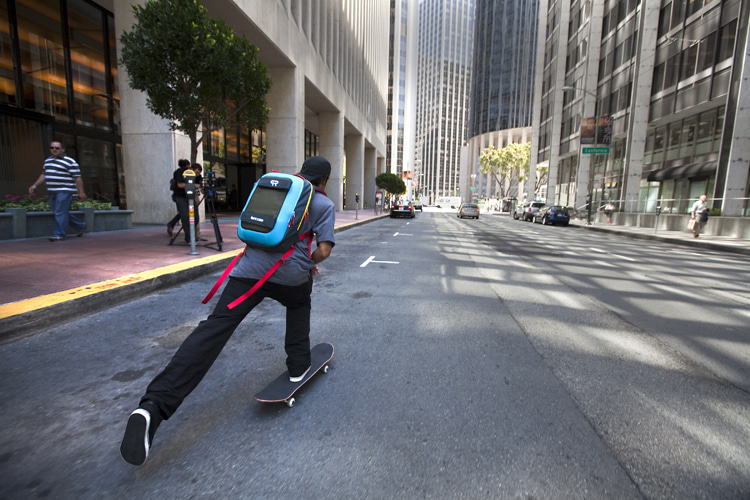 Pushing: the technique that allows skaters to gain speed on a skateboard | Photo: Incase