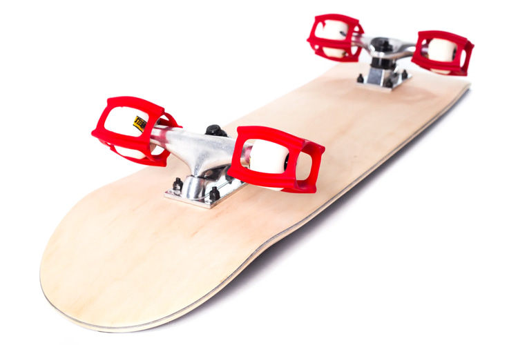 Skater trainers: a plastic device that prevents skateboard wheels from rolling | Photo: SkaterTrainer