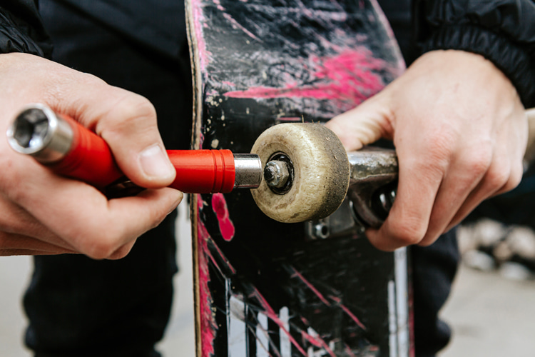 Skateboard wheels: tighten the nuts, but make sure to they have a little give | Photo: Shutterstock