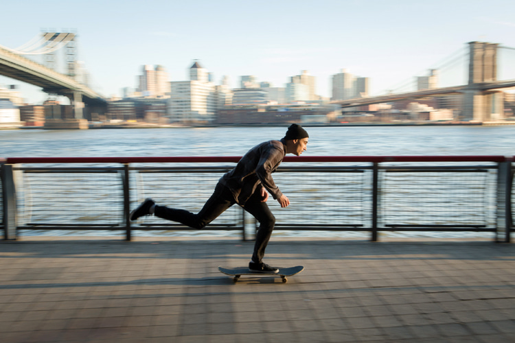 Skateboarding: a way better commuting option than the cars we use regularly | Photo: Shutterstock