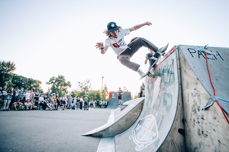 Skateparks: ride safely, respect your fellow skaters, and leave them better than you found them | Photo: Shutterstock