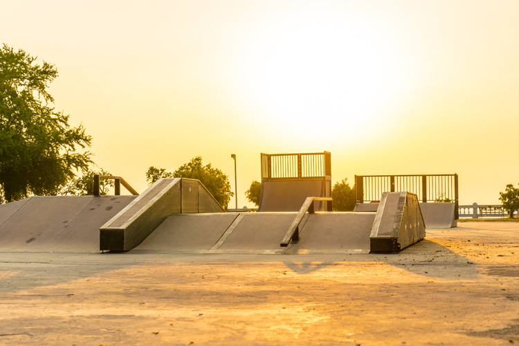 Skatepark: all skateable surfaces must be perfectly smooth, not slippery, and ensure the sufficient adherence of skateboard wheels | Photo: Shutterstock