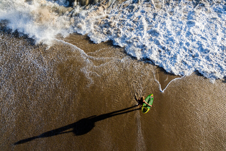 Skimboarding: always wait for the water to swell onto the beach | Photo: Red Bull