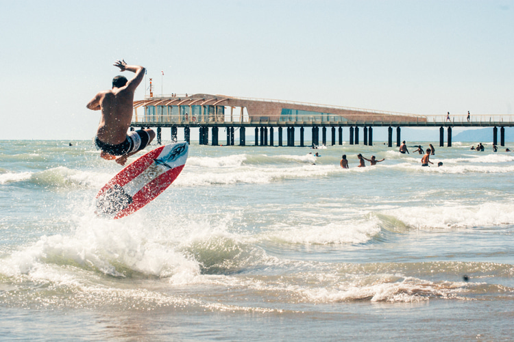 Skimboarding: a sport with specific injuries and health issues | Photo: Shutterstock