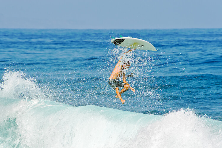 The kick-out or flyaway: a flashy exit strategy for wave skimboarders | Photo: Shutterstock