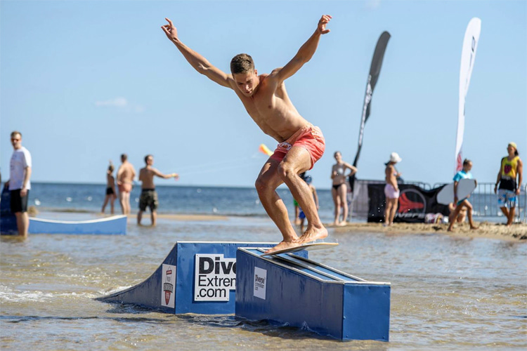Skimboarding: rails and obstacles make flatland skimming an exciting sport | Photo: Polish Skimboarding Open