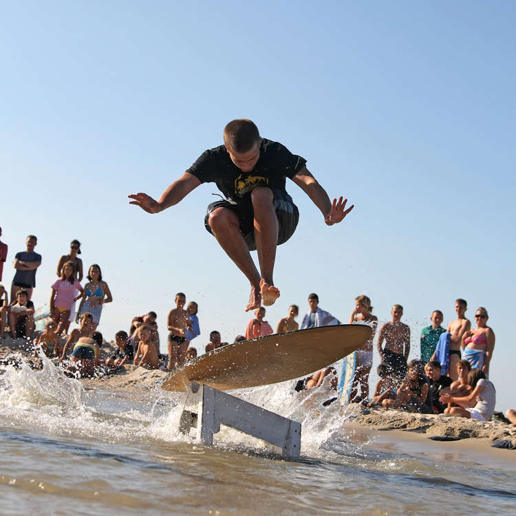 Inland skimming: short and narrow wooden skimboards are the weapon of choice of flatland riders | Photo: Red Bull