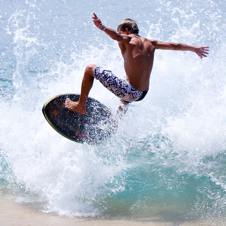 Skimboards: speed is more important with wave skimming, while responsiveness is critical for flatland riders | Photo: Shutterstock