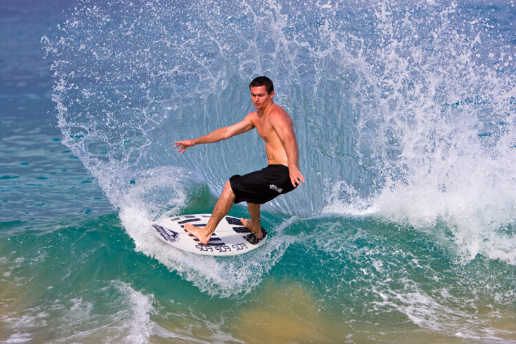 The wrap: a fundamental wave skimboarding trick | Photo: Shutterstock