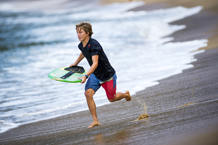 Skimboarding: timing is key for getting into a wave | Photo: Maragni/Red Bull