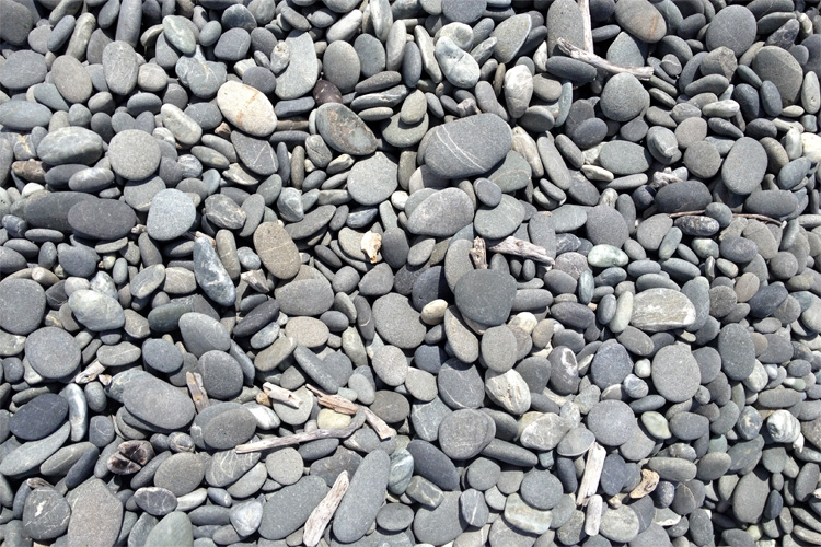 Skimming stones: flatter and slightly rounded pebbles are always better | Photo: Stuartralston/Creative Commons