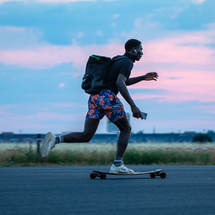 Skogging: a skateboard pushing technique that improves riding skills and is an intensive workout | Photo: Wild/Creative Commons