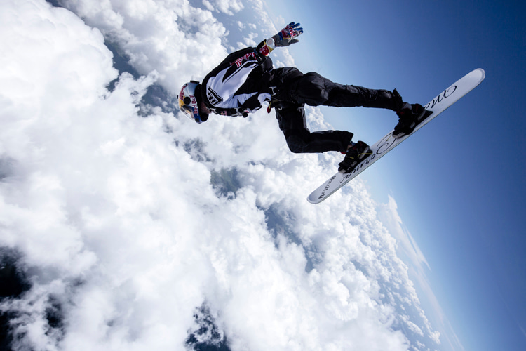 Sky surfing: an extreme sport that merges skydiving, surfing, skateboarding, and snowboarding | Photo: Red Bull