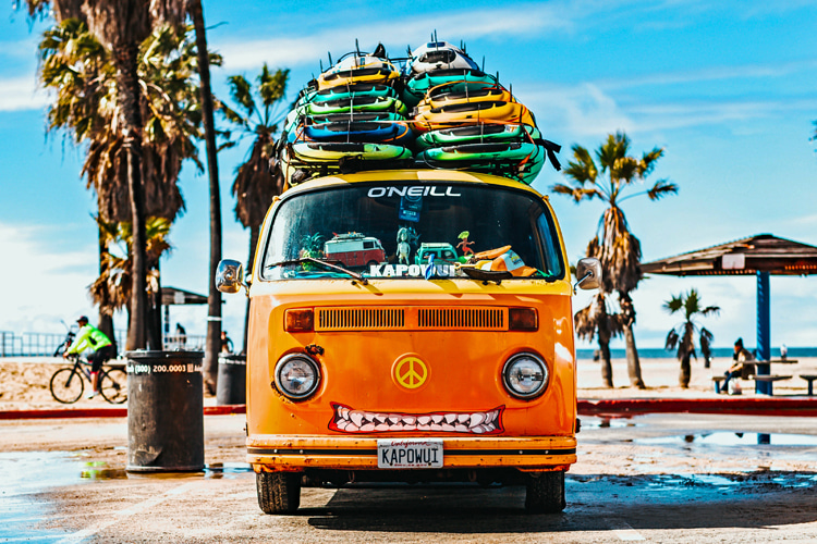 Soft roof racks: learn how to strap a surfboard on top of your car | Photo: Nix/Creative Commons