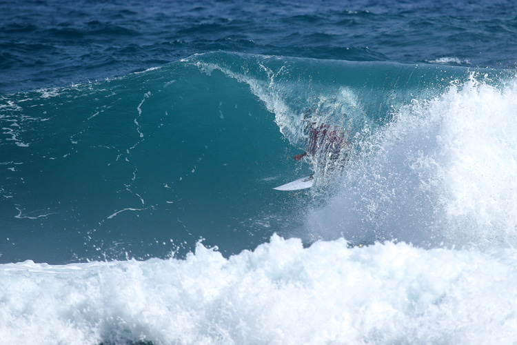 Soup Bowl: a challenging and steep take-off followed by a hollow barrel | Photo: WSL