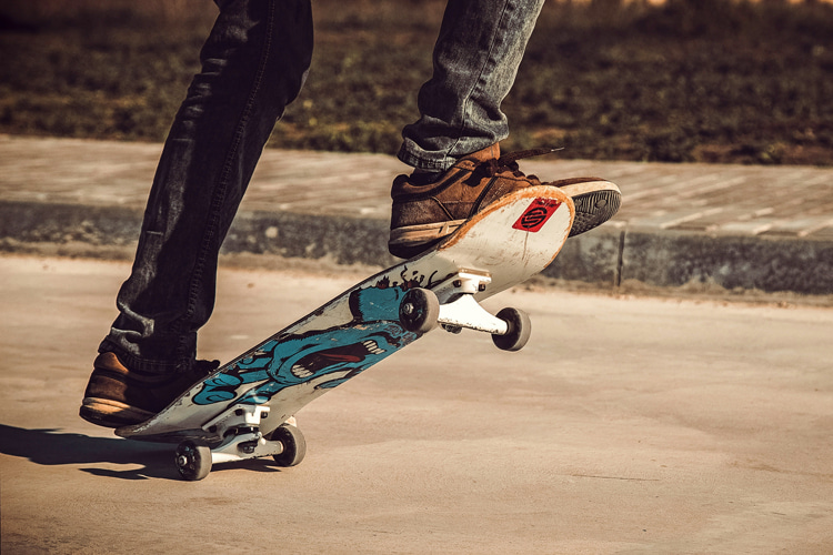 Spacewalk: a skateboard maneuver or technique that combines the manual and the tic tac | Photo: Creative Commons