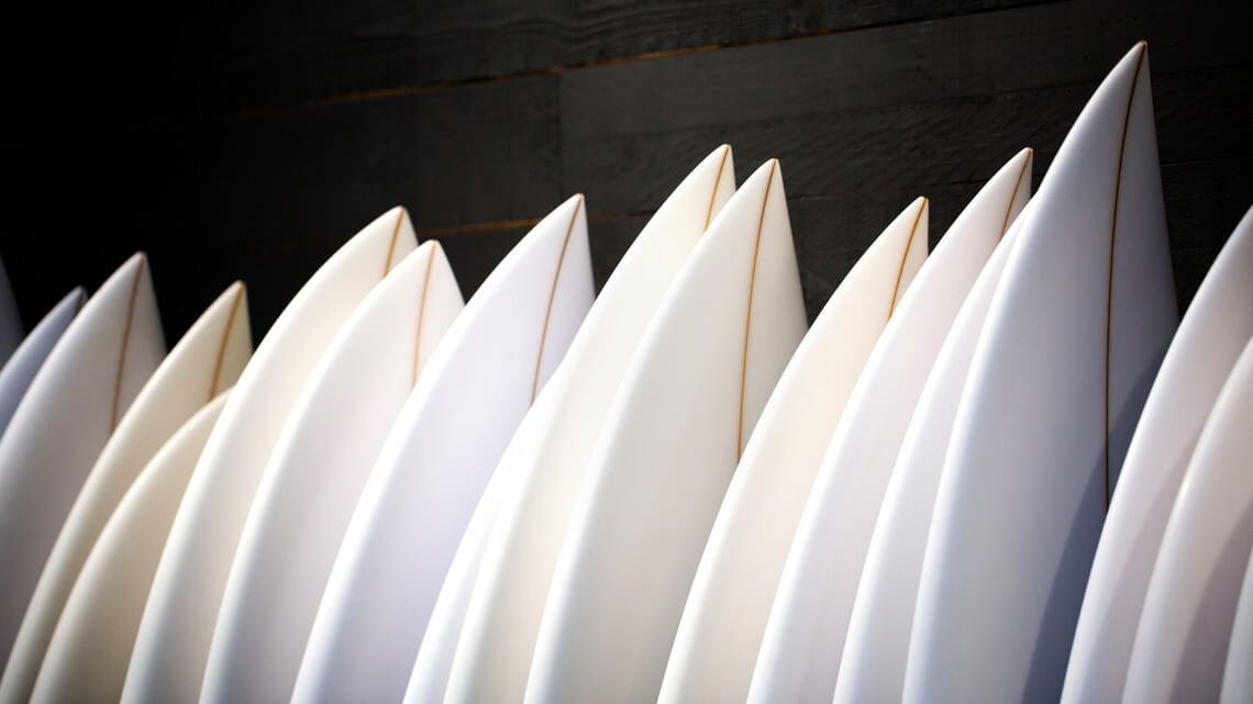 Surfboards: there are five main types of boards: shortboards, fish, funboard/malibu, longboard, and SUP boards | Photo: Shutterstock