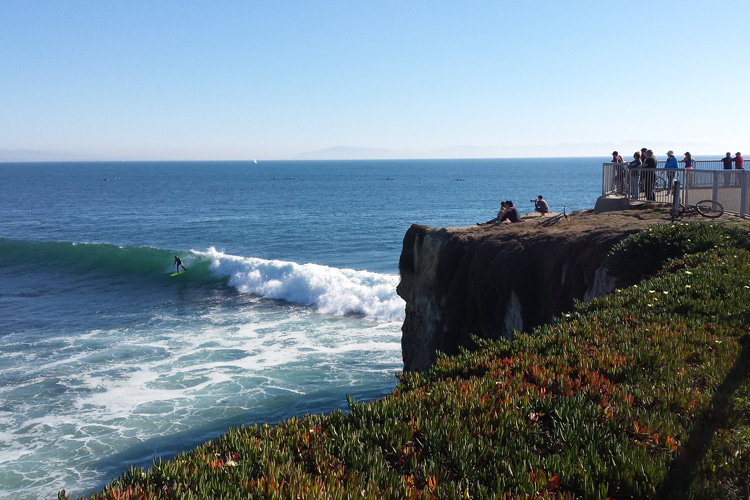 Steamer Lane: one of the finest and most spectator-friendly surf breaks in the world | Photo: Masoner/Creative Commons