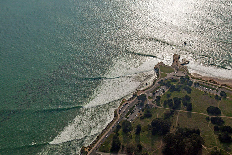 Steamer Lane: the surf spot comprises four overlapping peaks | Photo: Stokes/Creative Commons