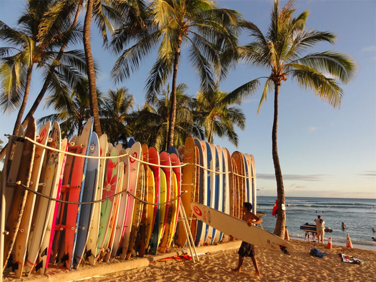 Storing surfboards: wall or vertical racks are always a good option | Photo: Cristo Vlahos/Creative Commons