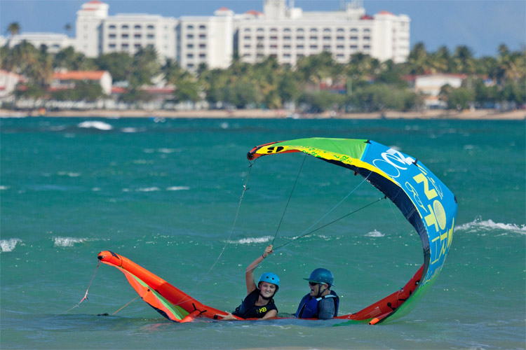 Kiteboarding: learn how rescue a stranded kiteboarder and retrieve his equipment | Photo: Shutterstock