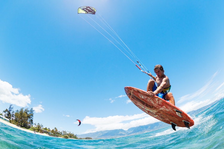 Strapless kitesurfing: the freedom to race, jump, and ride waves whenever you want | Photo: Shutterstock