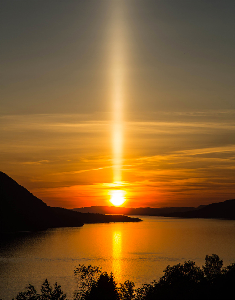 Sun pillar: the result of sunlight reflecting off gently falling ice crystals | Photo: Creative Commons