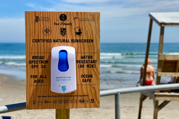 Sunscreen: Kahaluu Bay now has reef-friendly sun protection dispensers | Photo: Raw Elements
