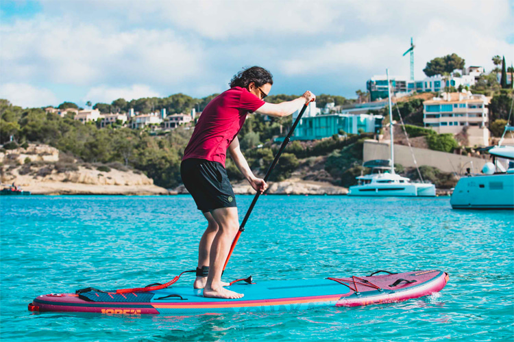 Stand-up paddleboarding: beginners should opt for a comfortable and stable paddling experience | Photo: Jobe Sports