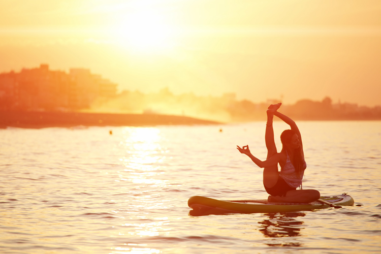 SUP Yoga: the benefits of stand up paddle yoga are endless | Photo: Shutterstock