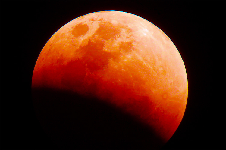 Super blue blood moon: a stunning orange lunar event seen in the city of Ilagan, Isabela, Philippines, on January 31, 2018 | Photo: Creative Commons