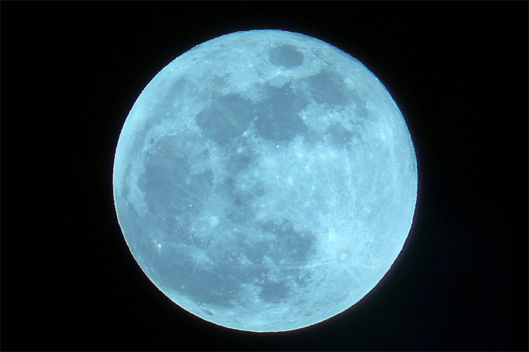 Super blue moon: volcanic eruption or a large forest fire particles can cause the moon to appear blue | Photo: Creative Commons