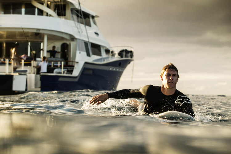 Surf boat trips: it's all about surfing perfect waves | Photo: Red Bull
