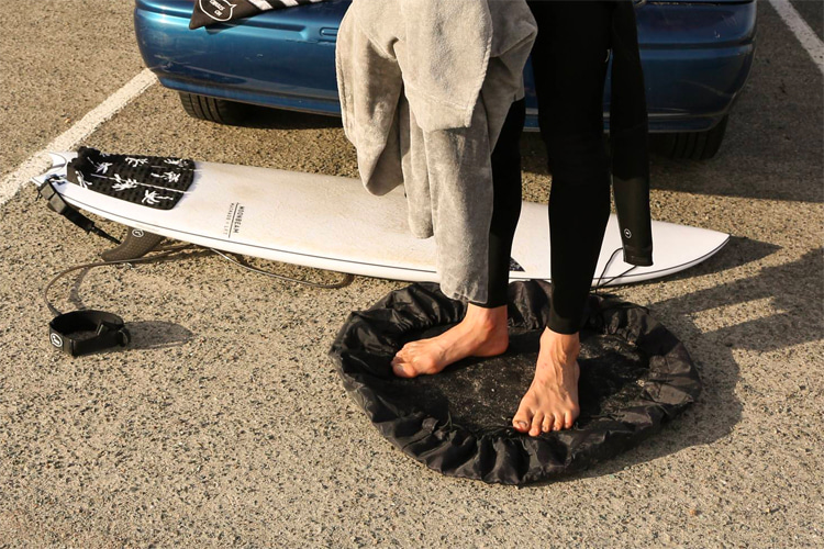 Surf changing mat: the most comfortable way of getting in and out of your wetsuit | Photo: Ho! Stevie