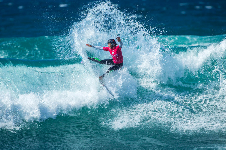 Surf helmets: protect your head from lacerations, perforated eardrums and scalp cuts | Photo: WSL