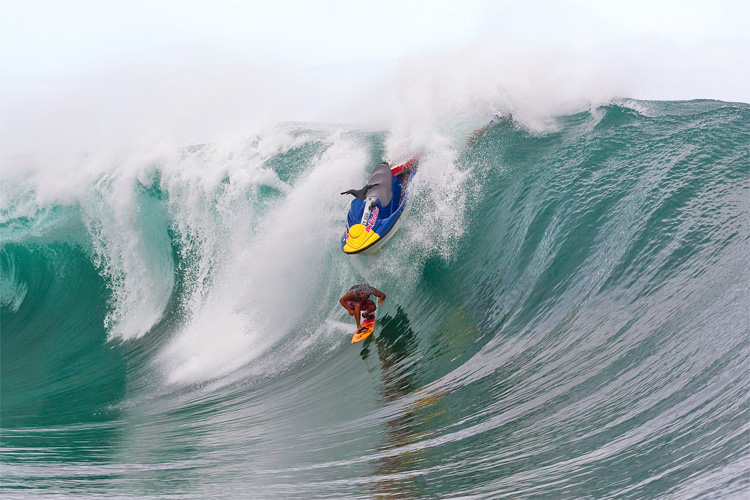 Surf injuries: Raimana Van Bastolaer about to suffer a headache | Photo: Bielmann