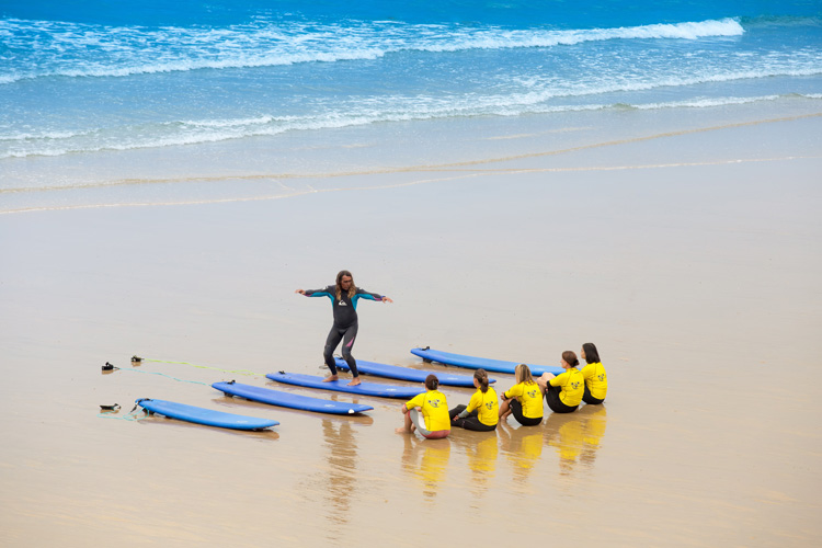 Surfing: you need to receive formal and officially recognized training to become a surf instructor | Photo: Shutterstock