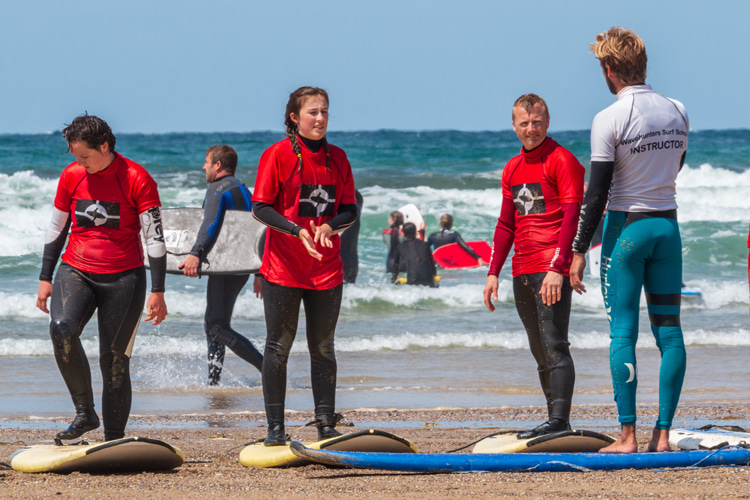 Surf instructors: they have the freedom to travel, explore different beaches, and meet students from all around the world | Photo: Shutterstock