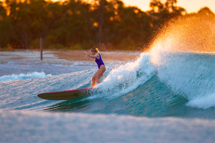 Surf Lakes: surfers can ride waves that can reach two meters | Photo: Surf Lakes