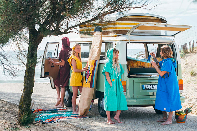 Surf ponchos: the perfect changing robe to get in and out of your wetsuit | Photo: Pakal