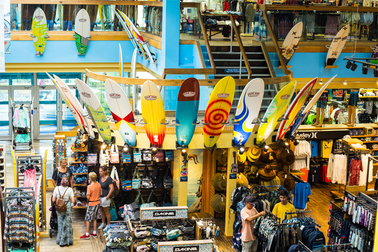 Surf shop: still the best place to find surfing equipment and accessories | Photo: Shutterstock