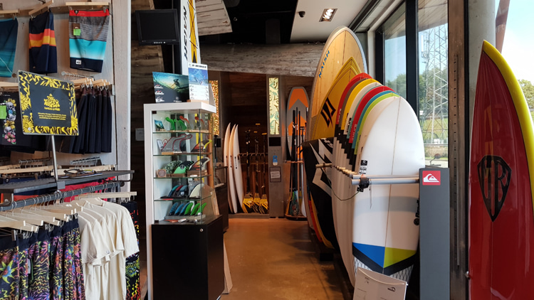 Surf shop: surfers are moving away from traditional surf brands | Photo: Shutterstock
