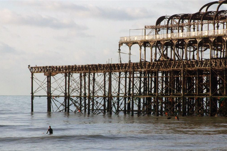 Brighton, UK: a classic surf spot less than 60 miles away from London | Photo: Les Chatfield/Creative Commons