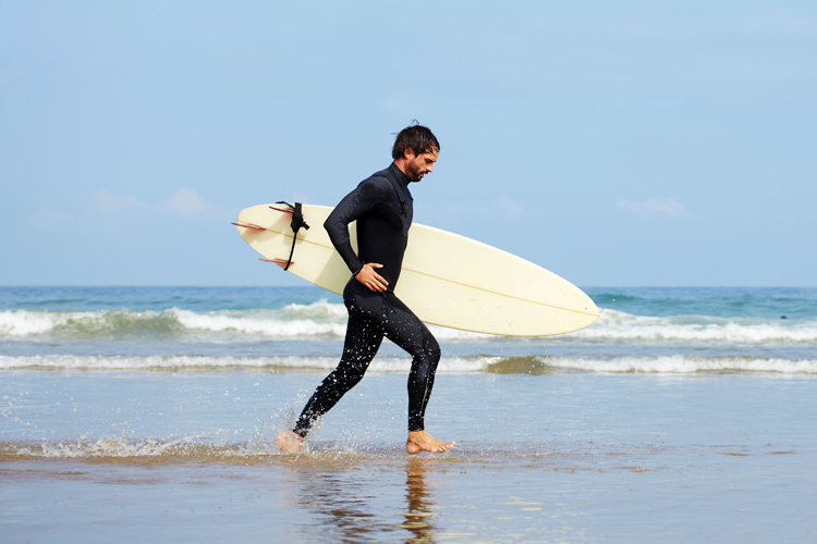 Surfing: this is the most popular way to carry a surfboard | Photo: Shutterstock